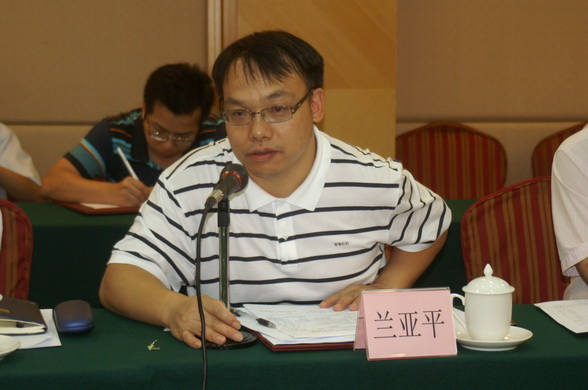 省經(jīng)濟(jì)和信息化委原材料工業(yè)處蘭亞平處長(zhǎng)主持立窯水泥企業(yè)座談會(huì)